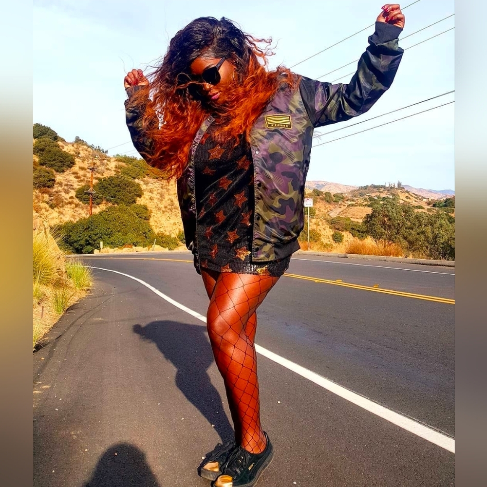 Nasty Gal - Gold Star Oversized Sequin T Shirt
